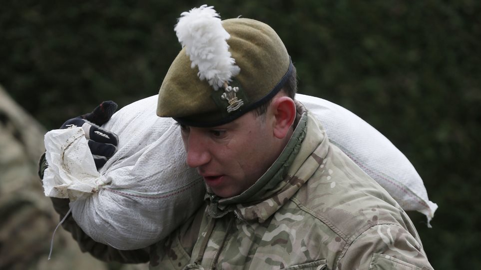 vretanos_stratiotis_AP_Photo_Sang_Tan