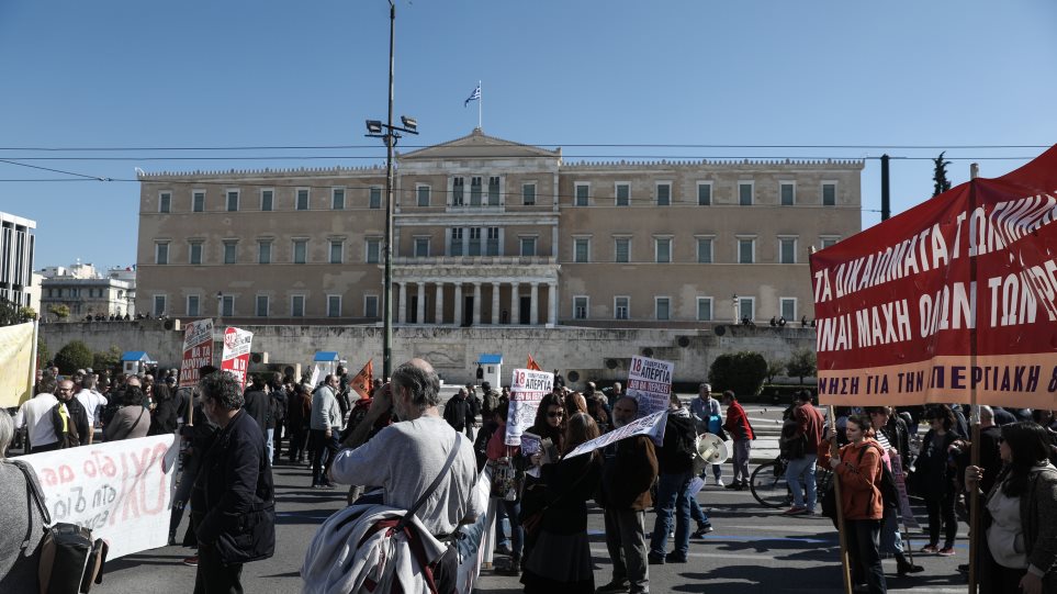 Ολοκληρώθηκαν οι απεργιακές συγκεντρώσεις στο κέντρο της Αθήνας ενάντια στο νομοσχέδιο για το ασφαλιστικό
