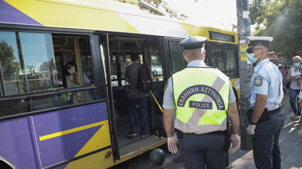 Πάνω από 1.000 ελέγχους σε λεωφορεία έκανε το Σάββατο η Τροχαία για μάσκες και υπεράριθμους επιβάτες