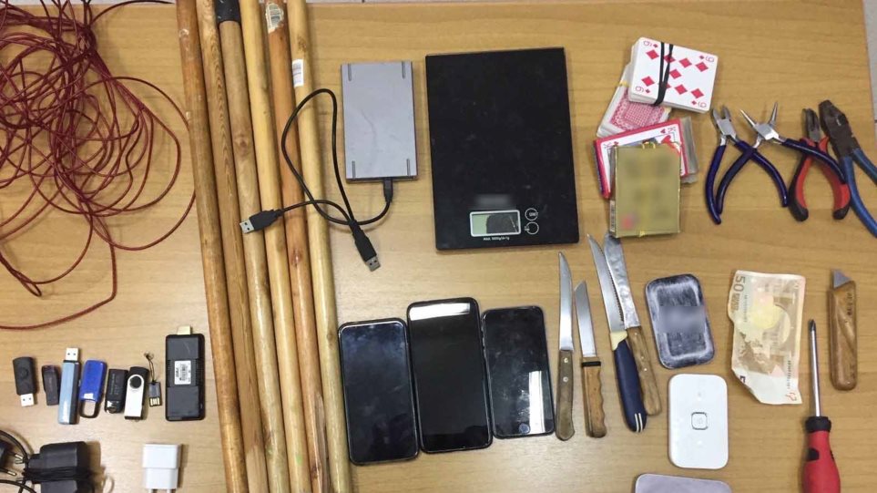 Μαχαίρια, ρόπαλα, κινητά και συρματόσχοινο βρέθηκαν σε έλεγχο σε κελιά κρατουμένων στον Κορυδαλλο