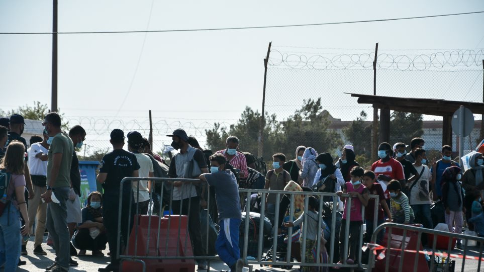 Λέσβος: 74 αιτούντες άσυλο μεταφέρονται από τη δομή της Νεάπολης στο Καρά Τεπέ