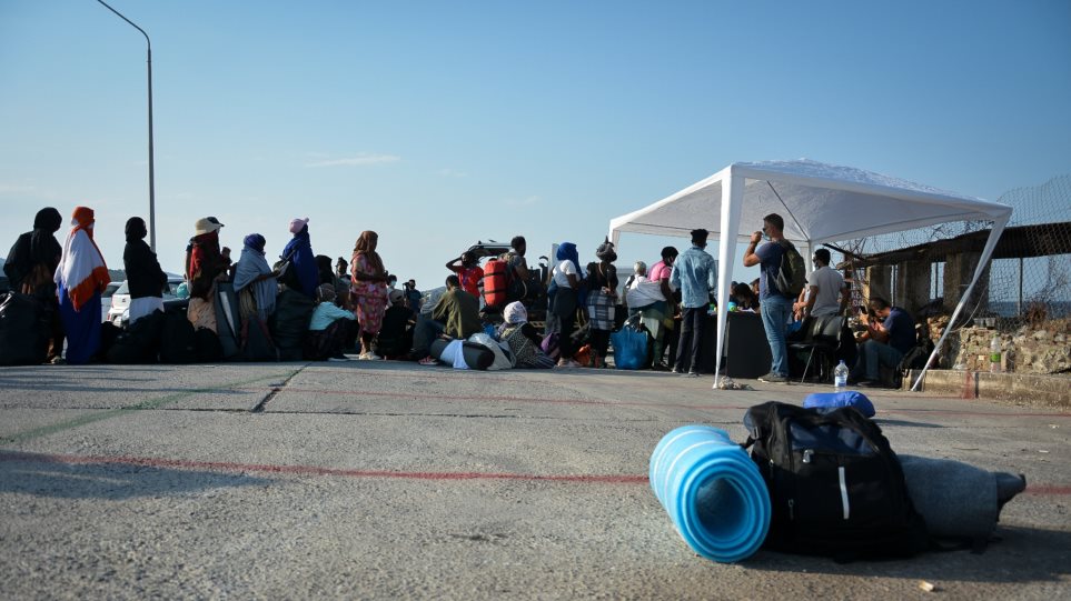 Συνεχίζεται η επιχείρηση της αστυνομίας για μετακίνηση μεταναστών και προσφύγων στο Καρά Τεπέ