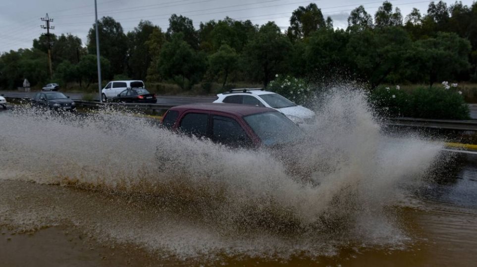 Οι έντονες βροχοπτώσεις συνεχίζονται για τέταρτη ημέρα, σε Κυκλάδες και νομό Χανίων