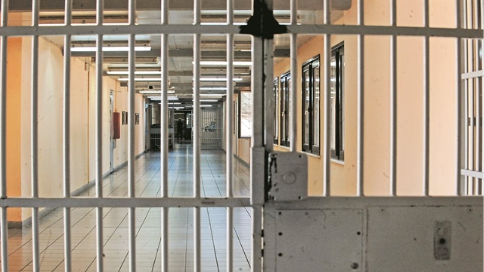Αυτοσχέδια μαχαίρια, ναρκωτικά και κινητά τηλέφωνα εντοπίστηκαν σε νέα έρευνα στις φυλακές Κορυδαλλού