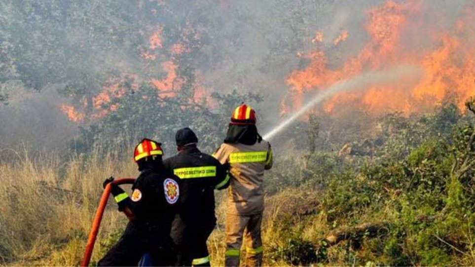 Κεφαλλονιά: Πέντε εστίες πυρκαγιάς σε Θήνια και Λαγκαδά