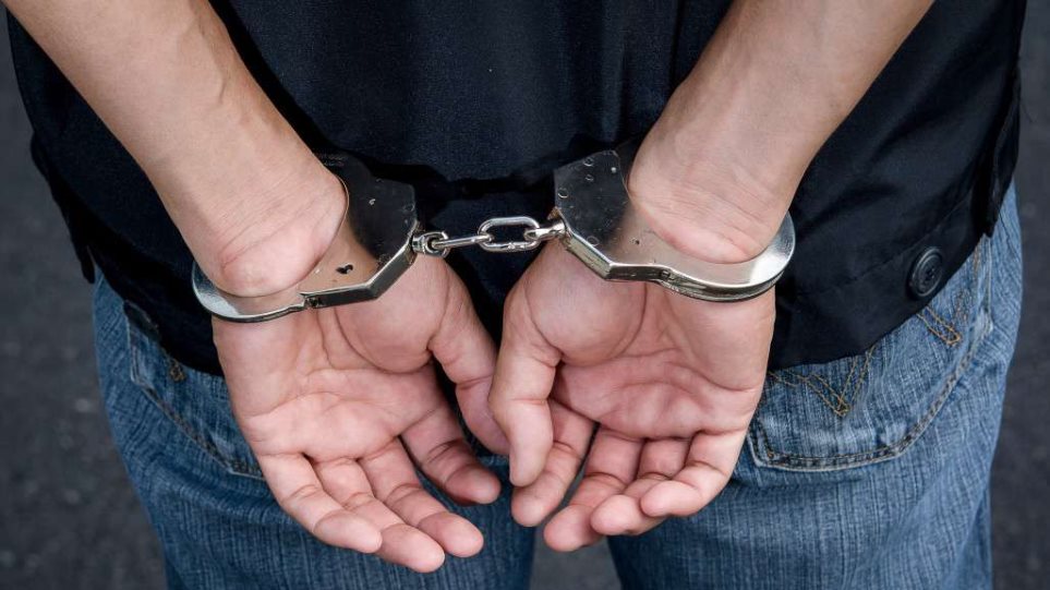Συνελήφθη διακινητής στην Καβάλα που μετέφερε 8 παράτυπους μετανάστες