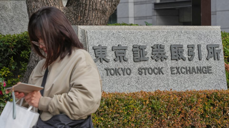 Xrimatistirio_Tokio_AP_Photo_Eugene_Hoshiko