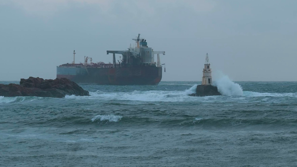 SLIDER_mavri_thalasa_AP_Photo_Zdravko_Vassilev