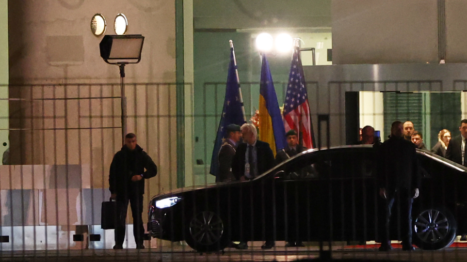 SLIDERsinomiliesukr_r_AP_Photo_Maryam_Majd