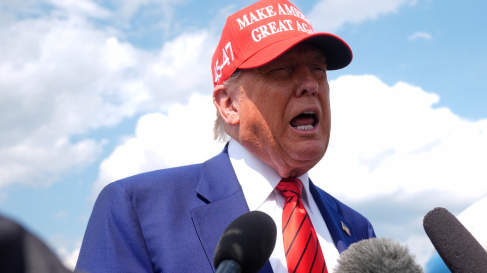 S_Trump_mikrofona_AP_Photo_Manuel_Balce_Ceneta