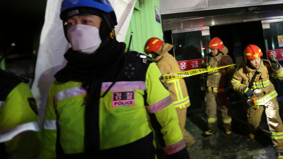 S_astinomia_pirosvestes_korea_AP_Photo_Ahn_Young-joon