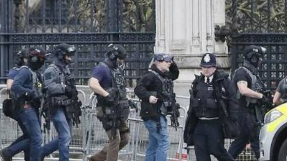 Βρετανία: Συνελήφθη άνδρας που εισέβαλε στο προαύλιο του κοινοβουλίου  