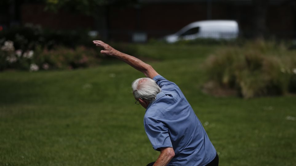 ilikiomenos_askisi_AP_Photo_Lefteris_Pitarakis