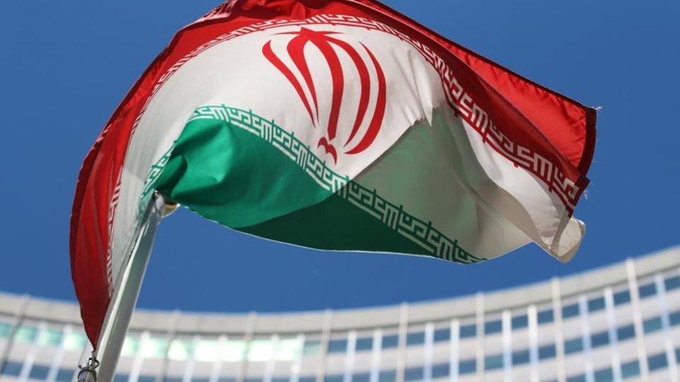 Η Ιρανική κυβέρνηση εξουσιοδότησε την κεντρική τράπεζα να παρέμβει στην αγορά ξένου συναλλάγματος για να στηρίξει το ριάλ