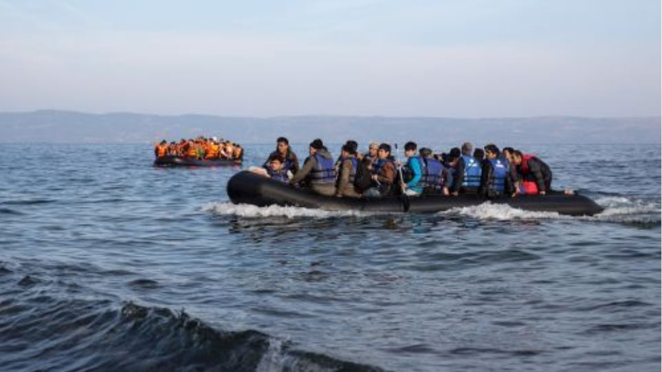 Metanastes_Fuskoto_Skafos_I_Thalasa6