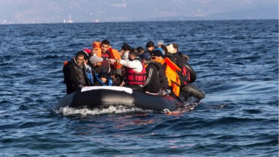 Metanastes_Fuskoto_Skafos_I_Thalasa8