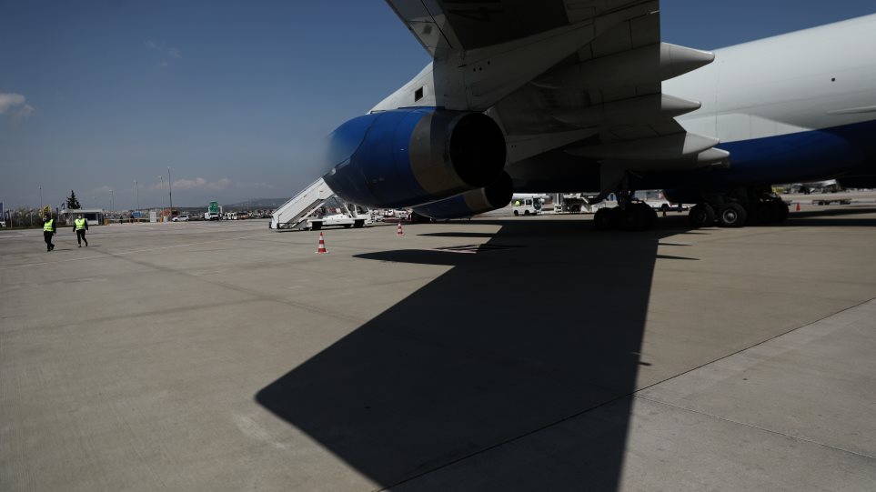 aeroplano_pista_aerodromio_El_Venizelos_int