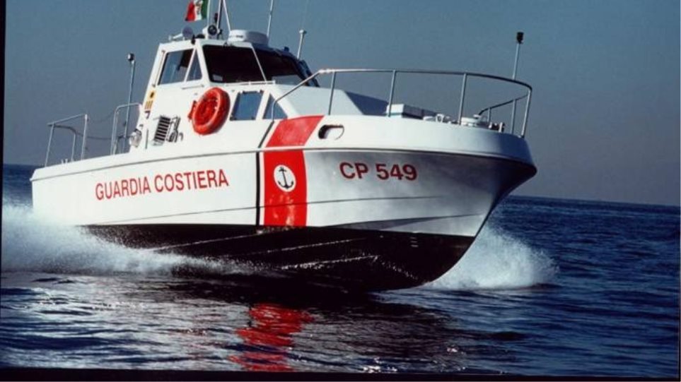 Εντοπίστηκε κλεμμένο σκάφος με ελληνική σημαία στις ιταλικές ακτές στο οποίο επέβαιναν παράτυποι μετανάστες