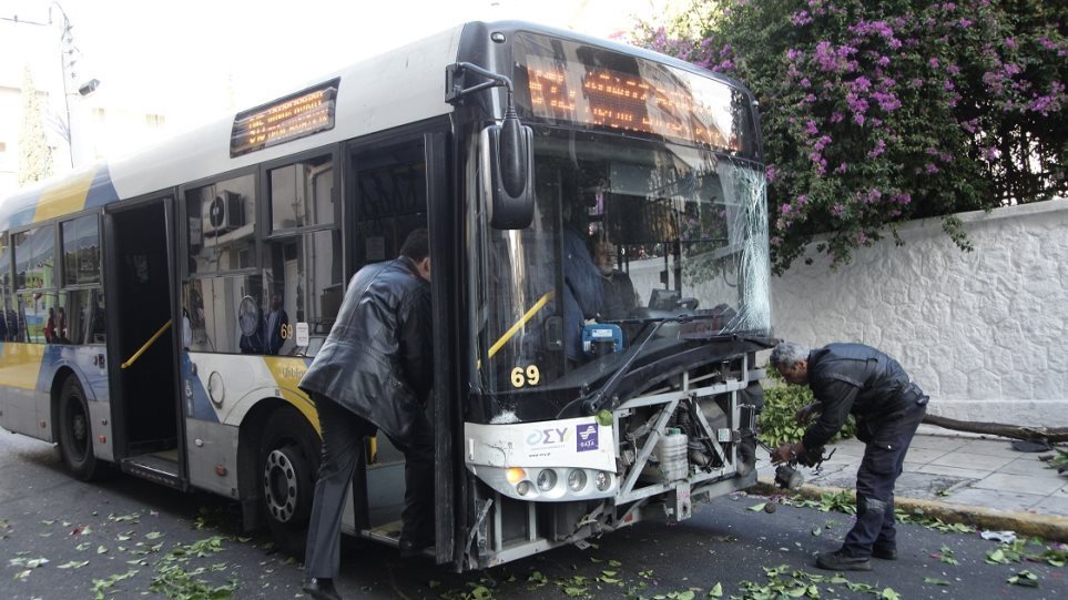 Τροχαίο με λεωφορείο στους Θρακομακεδόνες- Τραυματίας ο οδηγός του λεωφορείου