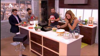 Ο Βασίλης Καλλίδης μας φτιάχνει γεμιστά και τούρτα ταψιού