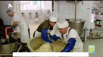 Η Ελένη μαθαίνει να φτιάχνει χαλβά