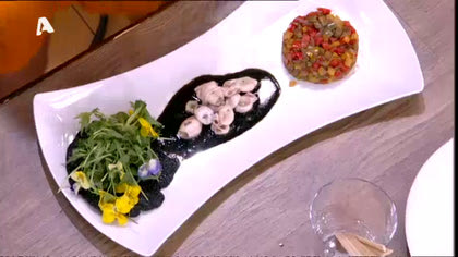 Καλαμαράκια με χρωματιστές πιπεριές και μελάνι σουπιάς