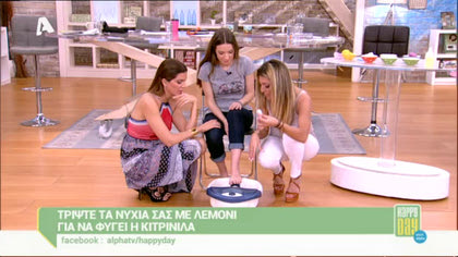 Τρίψτε τα νύχια σας με λεμόνι για να φύγει η κιτρινίλα