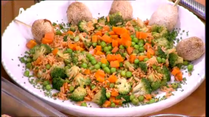 Ρύζι καστανό με λαχανικά και ψαροκροκέτα ψητή