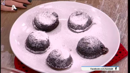 Σουφλέ μαύρης σοκολάτας με καρδιά λευκής σοκολάτας