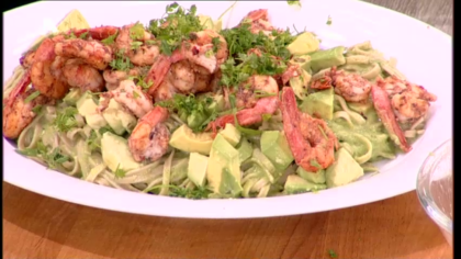 Mαγειρεύουμε ζυμαρικά με pesto,αβοκάντο και γαρίδες