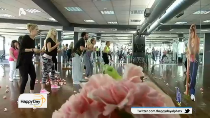 Ο Παρούμπα ξεσηκώνει κάνοντας γυμναστική πετώντας γαρδένιες