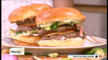 Ο chef Δημήτρης Σκαρμούτσος μας φτιάχνει burger με καπνιστό τυρί και αβοκάντο