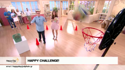 Challenge ημέρας: περπατάμε με βιβλία στο κεφάλι κάνοντας ζικ ζακ ανάμεσα από κώνους και σουτάρουμε στο καλάθι για να πάρουμε τον πόντο