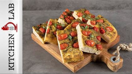 Φοκάτσια με ντοματίνια και βασιλικό