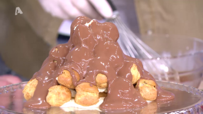 Ο pastry chef Δημήτρης Χρονόπουλος φτιάχνει λαχταριστό σοκολατένιο προφιτερόλ