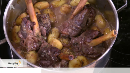 Ο Ζαν Λουί Καψαλάς μας φτιάχνει αρνίσιο κότσι στη γάστρα