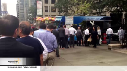 Νέα Υόρκη: Ουρές σε ελληνική καντίνα για πίτες,σουβλάκι και κολοκυθοκεφτέδες με φέτα