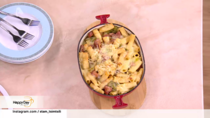 Ο Ζαν Λουί Καψαλάς μαγειρεύει μακαρόνια στην γάστρα με λουκάνικα και πιπεριές