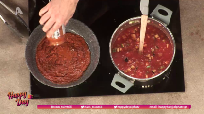 Ο Δημήτρης Μπέλλος και η Μαρία Μπέη μας μαγειρεύουν τοματόσουπα με λαχανικά