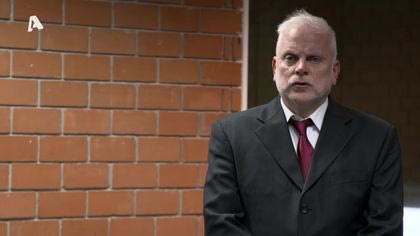 Πίσω από έναν σπουδαίο άνδρα