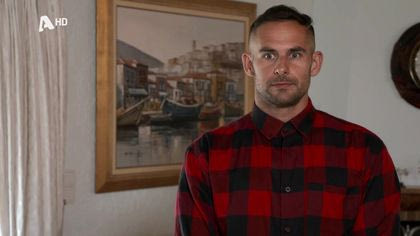 Μόνος ψάχνει