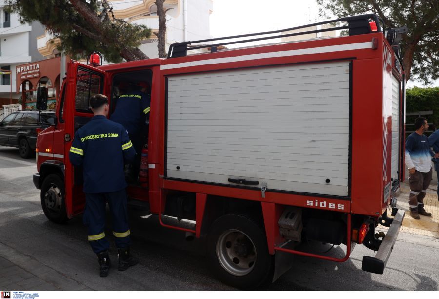 Υπό έλεγχο πυρκαγιά σε αποθηκευτικό χώρο επιχείρησης στη Μάνδρα