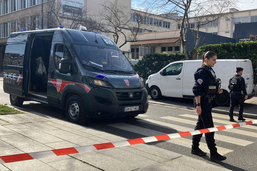 Νεκρός μαθητής λυκείου και τρεις ακόμη τραυματίες από επίθεση με μαχαίρι ενός άλλου μαθητή σε σχολείο στην Ναντ