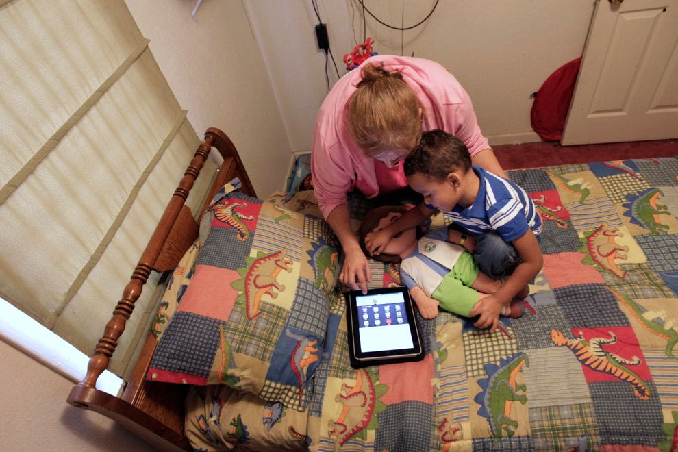 Οι ειδικοί συνιστούν απαγόρευση των οθονών για παιδιά κάτω των έξι ετών