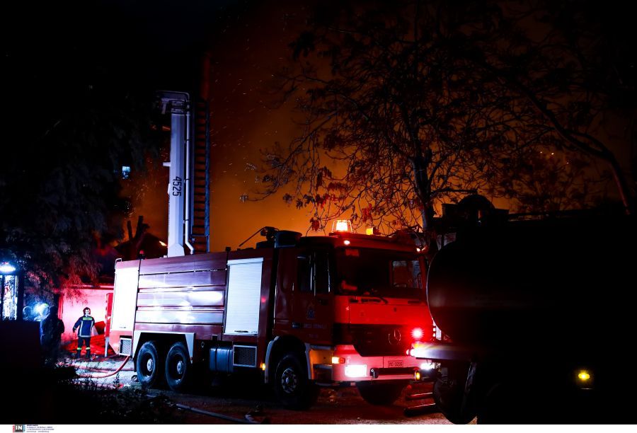 Πυρκαγιά στη Δραπετσώνα- Δραματική επιχείρηση διάσωσης σε πολυκατοικία