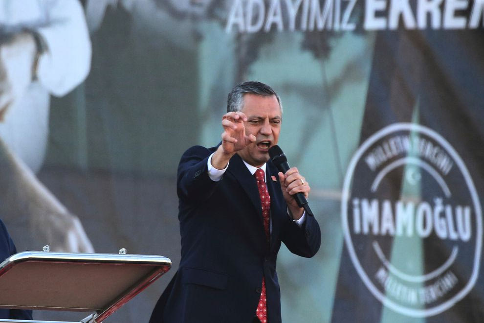 Τουρκία: Επίθεση κατά του προέδρου του Ρεπουμπλικανικού Λαϊκού Κόμματος της αξιωματικής αντιπολίτευσης Οζγκιούρ Οζέλ