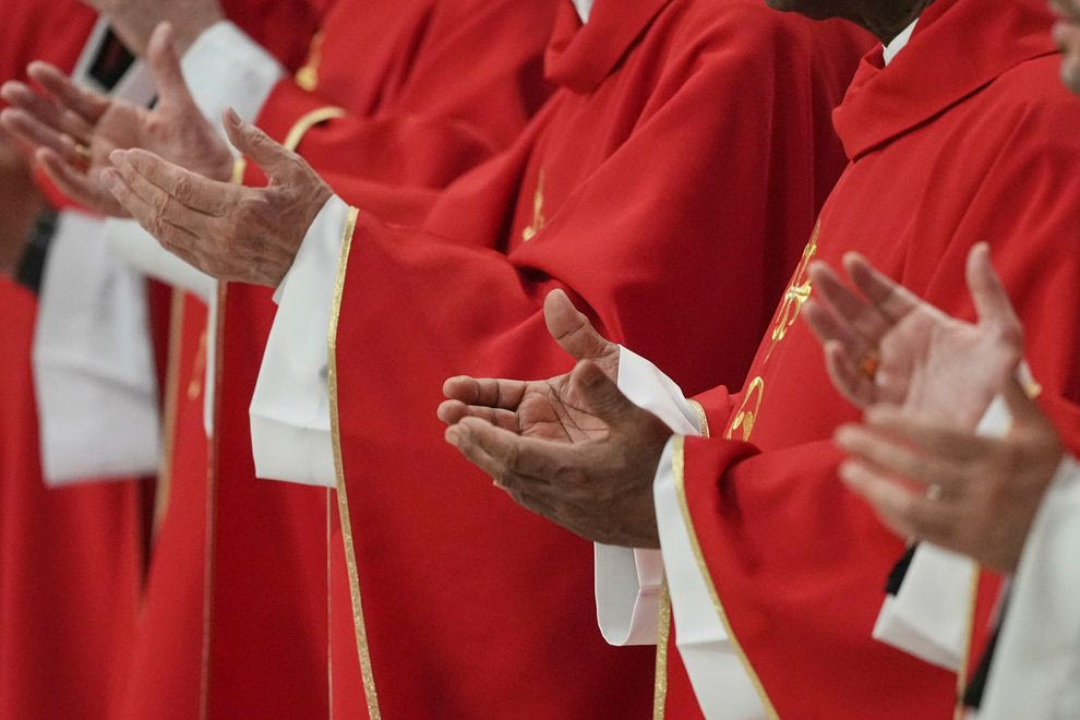 Βατικανό: Τοποθετήθηκε η καπνοδόχος για την έναρξη του κονκλαβίου