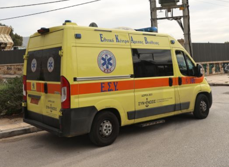 Φορείο με ασθενή έπεσε στο οδόστρωμα κατά τη διάρκεια μεταφοράς με ασθενοφόρο