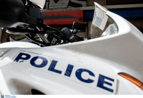Συνελήφθησαν 3 άντρες στη Γλυφάδα που απείλησαν αστυνομικούς με αεροβόλο όπλο, μαχαίρι και σφυρί