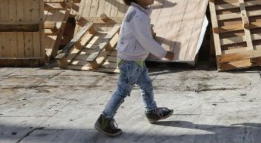 Άφησαν 4χρονο παιδί μόνο του στον δρόμο – Συνελήφθησαν οι γονείς του
